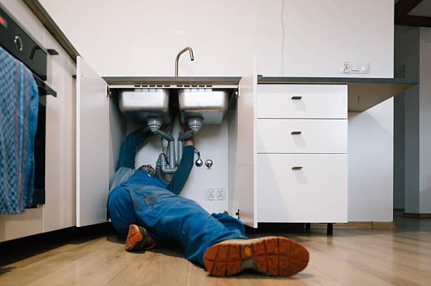 Professional Emergency Plumber technician working in Springville, CA